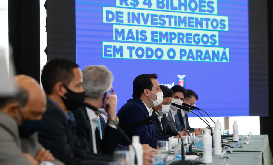O governador Carlos Massa Ratinho Junior anunciou nesta quarta-feira (16) um programa de obras de infraestrutura que soma R$ 4 bilhões. Os projetos envolvem melhorias e modernização de rodovias, estradas rurais em todas as regiões do Paraná, além de um grande investimento no Litoral do Estado e na segurança pública.Foto Gilson Abreu/AEN