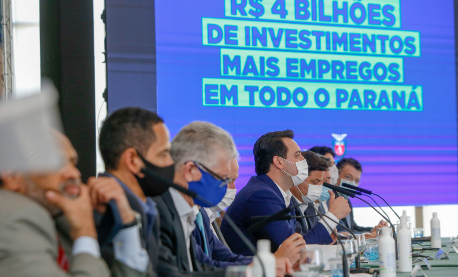 O governador Carlos Massa Ratinho Junior anunciou nesta quarta-feira (16) um programa de obras de infraestrutura que soma R$ 4 bilhões. Os projetos envolvem melhorias e modernização de rodovias, estradas rurais em todas as regiões do Paraná, além de um grande investimento no Litoral do Estado e na segurança pública.Foto Gilson Abreu/AEN