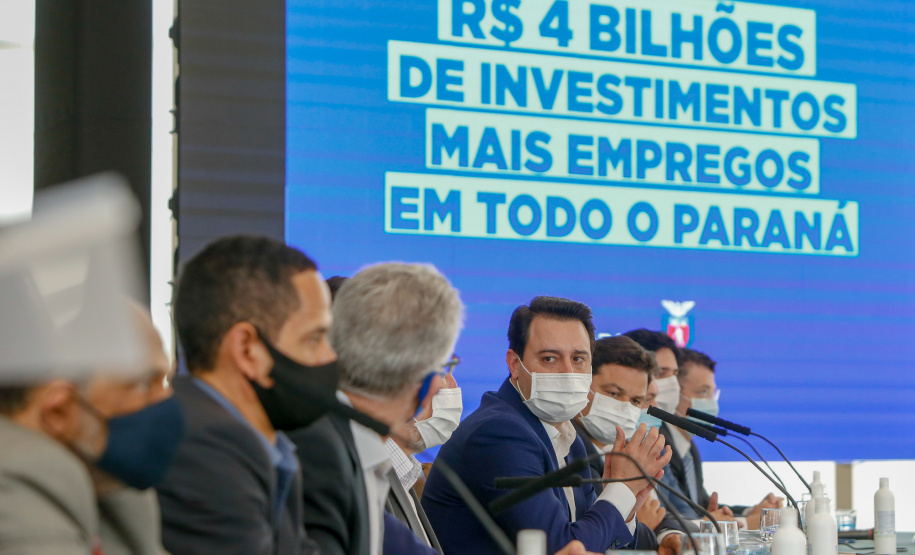 O governador Carlos Massa Ratinho Junior anunciou nesta quarta-feira (16) um programa de obras de infraestrutura que soma R$ 4 bilhões. Os projetos envolvem melhorias e modernização de rodovias, estradas rurais em todas as regiões do Paraná, além de um grande investimento no Litoral do Estado e na segurança pública.Foto Gilson Abreu/AEN