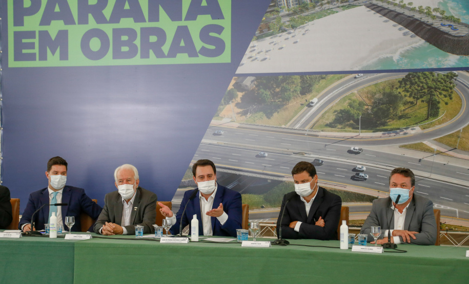 O governador Carlos Massa Ratinho Junior anunciou nesta quarta-feira (16) um programa de obras de infraestrutura que soma R$ 4 bilhões. Os projetos envolvem melhorias e modernização de rodovias, estradas rurais em todas as regiões do Paraná, além de um grande investimento no Litoral do Estado e na segurança pública.Foto Gilson Abreu/AEN