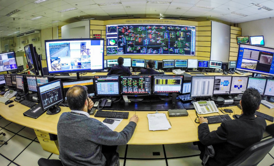 Localizado em Curitiba, o Centro Operacional da Copel GeT é responsável pela operação remota das
usinas, subestações e linhas de transmissão da rede básica
Foto: Valdenir Daniel Cavalheiro