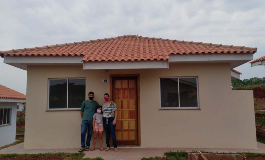Famílias de Ampére recebem chaves da casa própria. Foto: Cohapar