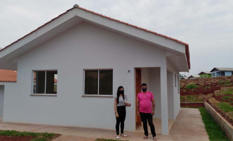 Famílias de Ampére recebem chaves da casa própria. Foto: Cohapar