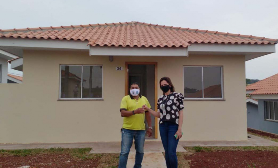 Famílias de Ampére recebem chaves da casa própria. Foto: Cohapar