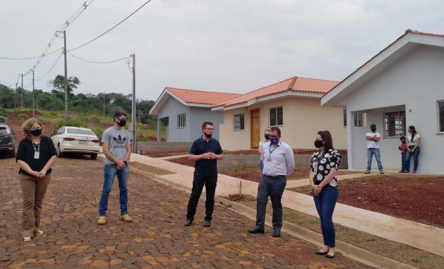 Famílias de Ampére recebem chaves da casa própria. Foto: Cohapar