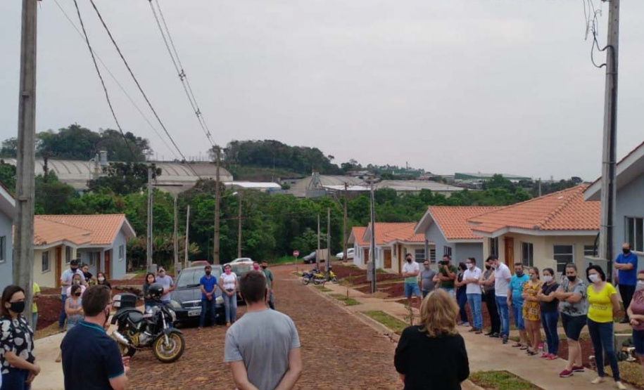 Famílias de Ampére recebem chaves da casa própria. Foto: Cohapar