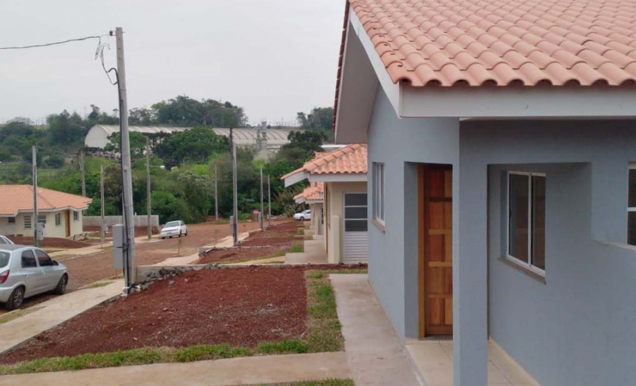 Famílias de Ampére recebem chaves da casa própria. Foto: Cohapar