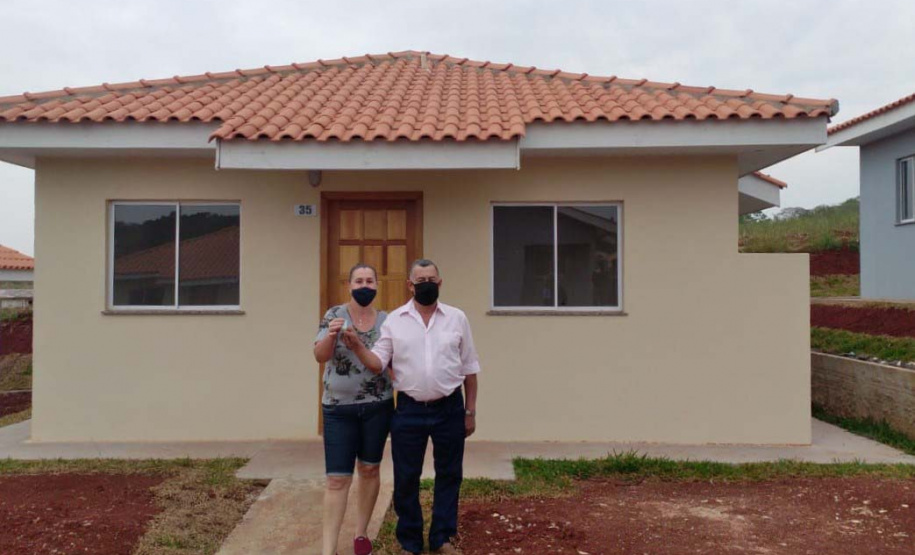 Famílias de Ampére recebem chaves da casa própria. Foto: Cohapar