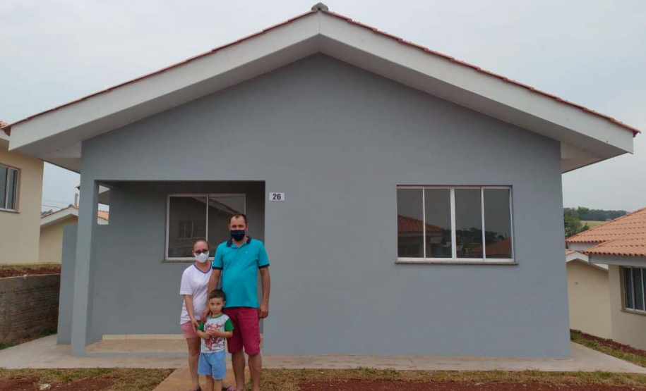 Famílias de Ampére recebem chaves da casa própria. Foto: Cohapar