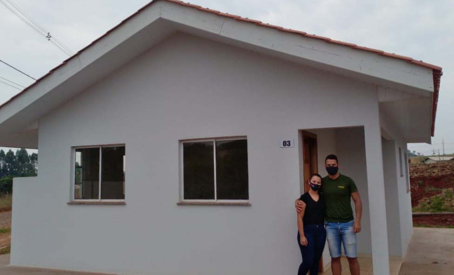 Famílias de Ampére recebem chaves da casa própria. Foto: Cohapar