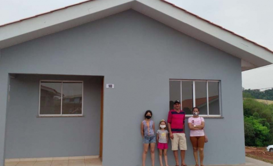 Famílias de Ampére recebem chaves da casa própria. Foto: Cohapar