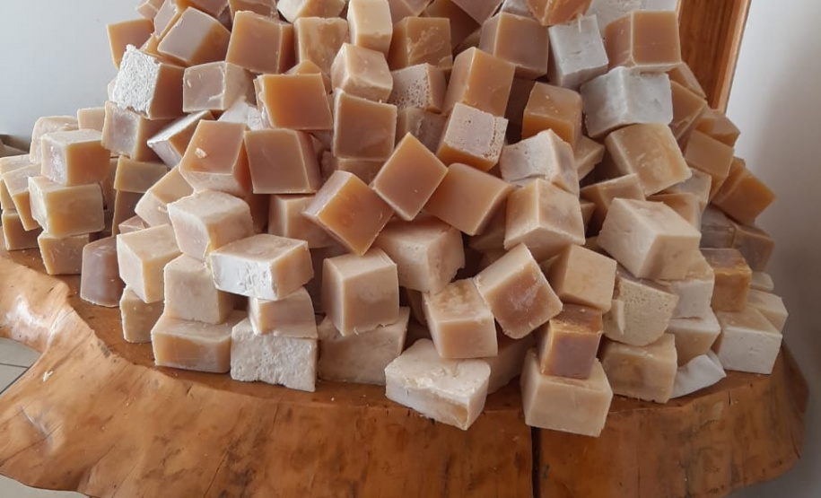 Alunos indígenas produzem o próprio sabão para prevenir Covid-19. Foto:SEED