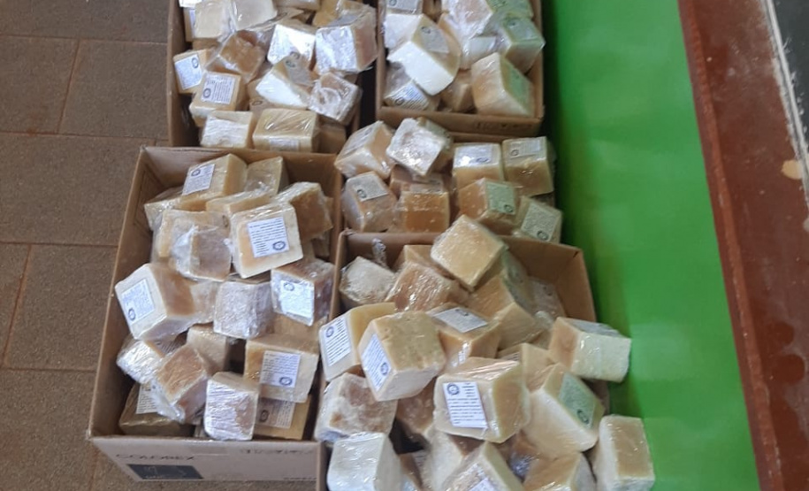 Alunos indígenas produzem o próprio sabão para prevenir Covid-19. Foto:SEED