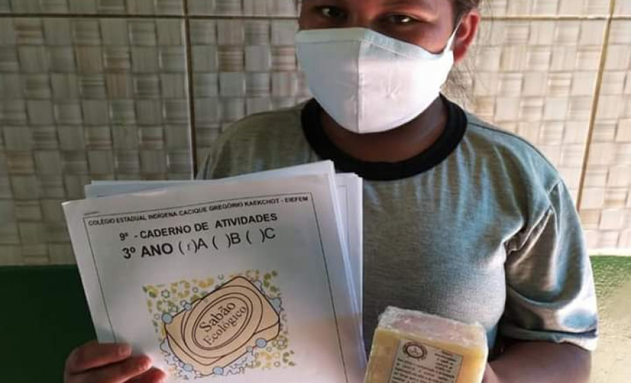 Alunos indígenas produzem o próprio sabão para prevenir Covid-19. Foto:SEED