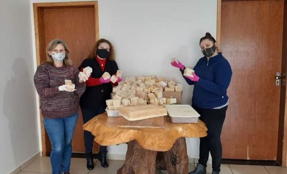 Alunos indígenas produzem o próprio sabão para prevenir Covid-19. Foto:SEED