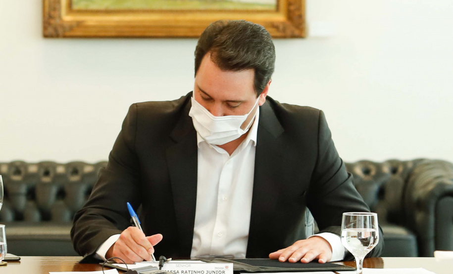 O governador Carlos Massa Ratinho Junior sancionou na última sexta-feira (18) um projeto de lei (542/2020) que autoriza o Poder Executivo a receber R$ 5,09 milhões do Banco Nacional de Desenvolvimento Econômico e Social (BNDES) para fomento do uso pedagógico de tecnologias digitais na educação. Os recursos serão aplicados em colégios de Guarapuava e Campo Mourão.