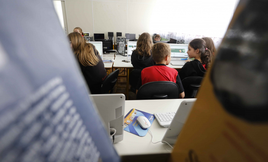 Recursos não reembolsáveis serão disponibilizados pelo Banco Nacional de Desenvolvimento Econômico e Social (BNDES), por meio do programa Educação Conectada. Iniciativa atende 26 mil alunos. Foto: Arnaldo Alves/Arquivo/AEN