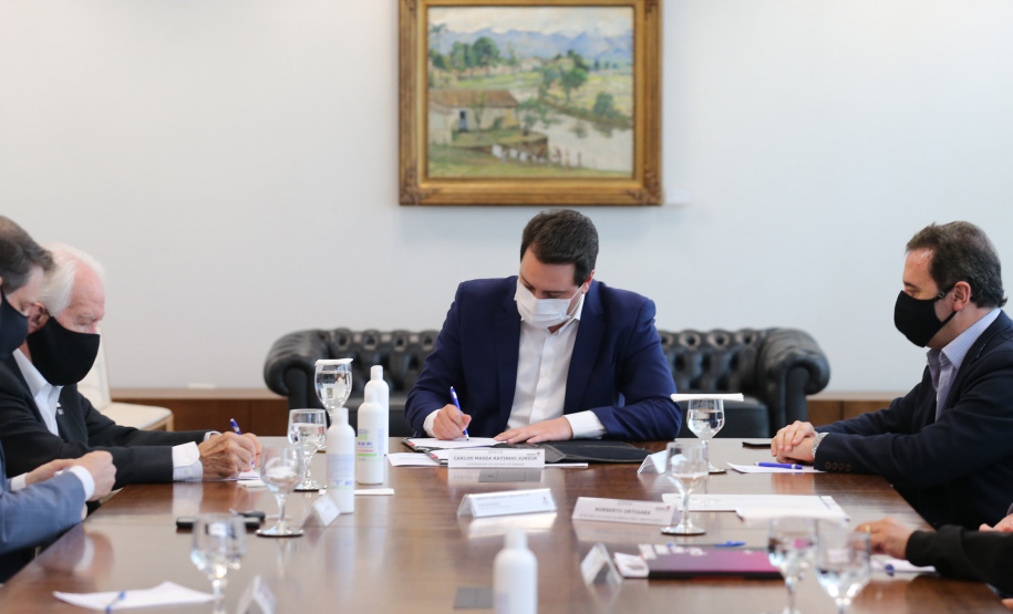 O Governador Carlos Massa Ratinho Junior assina, nesta segunda-feira (21), convenio com a Fundação O Boticário representada pelo CEO do Grupo,  Artur Grynbaum.  Curitiba, 21/09/2020. Foto: Geraldo Bubniak/AEN