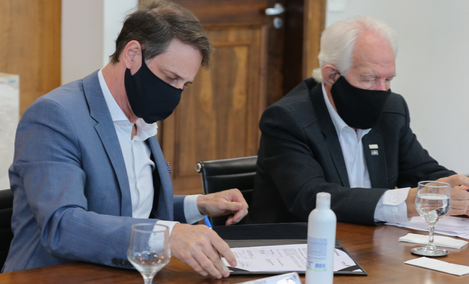 O Governador Carlos Massa Ratinho Junior assina, nesta segunda-feira (21), convenio com a Fundação O Boticário representada pelo CEO do Grupo,  Artur Grynbaum.  Curitiba, 21/09/2020. Foto: Geraldo Bubniak/AEN