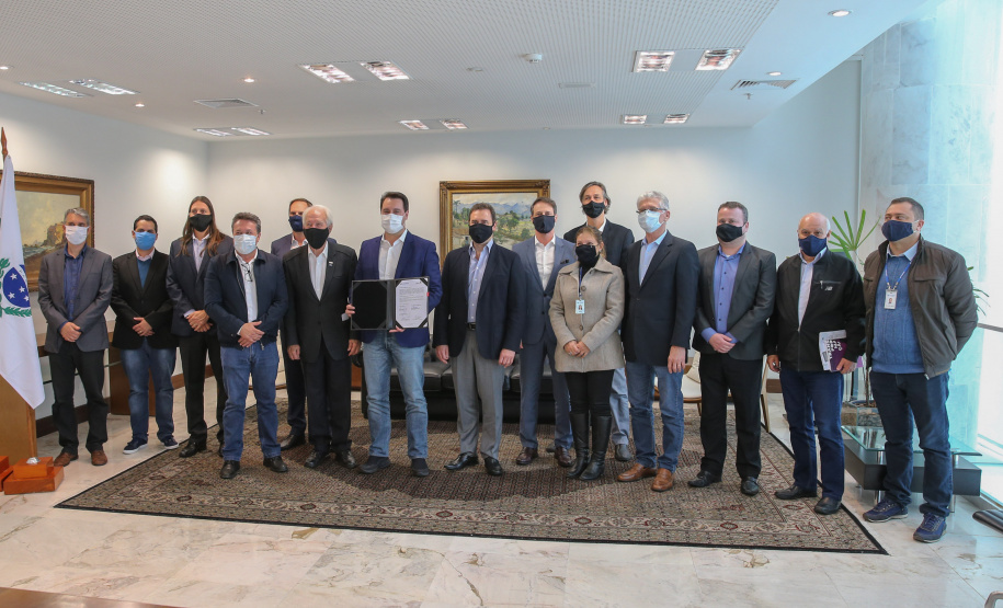 O Governador Carlos Massa Ratinho Junior assina, nesta segunda-feira (21), convenio com a Fundação O Boticário representada pelo CEO do Grupo,  Artur Grynbaum.  Curitiba, 21/09/2020. Foto: Geraldo Bubniak/AEN