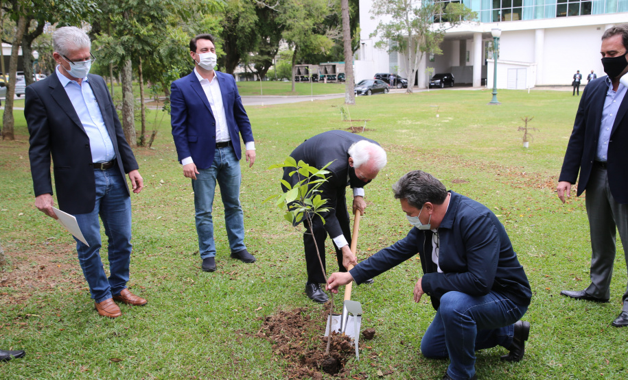 O Governador Carlos Massa Ratinho Junior assina, nesta segunda-feira (21), convenio com a Fundação O Boticário representada pelo CEO do Grupo,  Artur Grynbaum.  Curitiba, 21/09/2020. Foto: Geraldo Bubniak/AEN