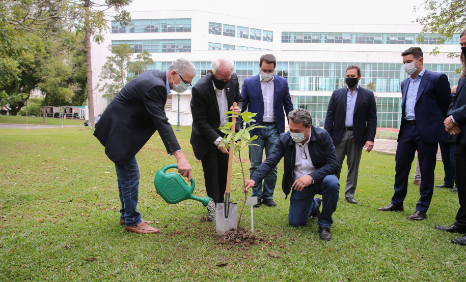 O Governador Carlos Massa Ratinho Junior assina, nesta segunda-feira (21), convenio com a Fundação O Boticário representada pelo CEO do Grupo,  Artur Grynbaum.  Curitiba, 21/09/2020. Foto: Geraldo Bubniak/AEN