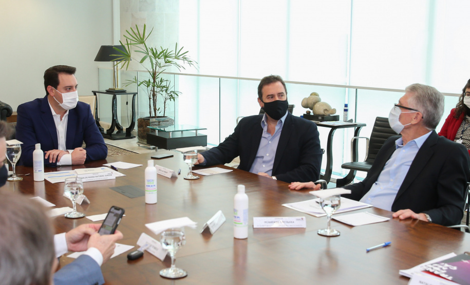 O Governador Carlos Massa Ratinho Junior assina, nesta segunda-feira (21), convenio com a Fundação O Boticário representada pelo CEO do Grupo,  Artur Grynbaum.  Curitiba, 21/09/2020. Foto: Geraldo Bubniak/AEN