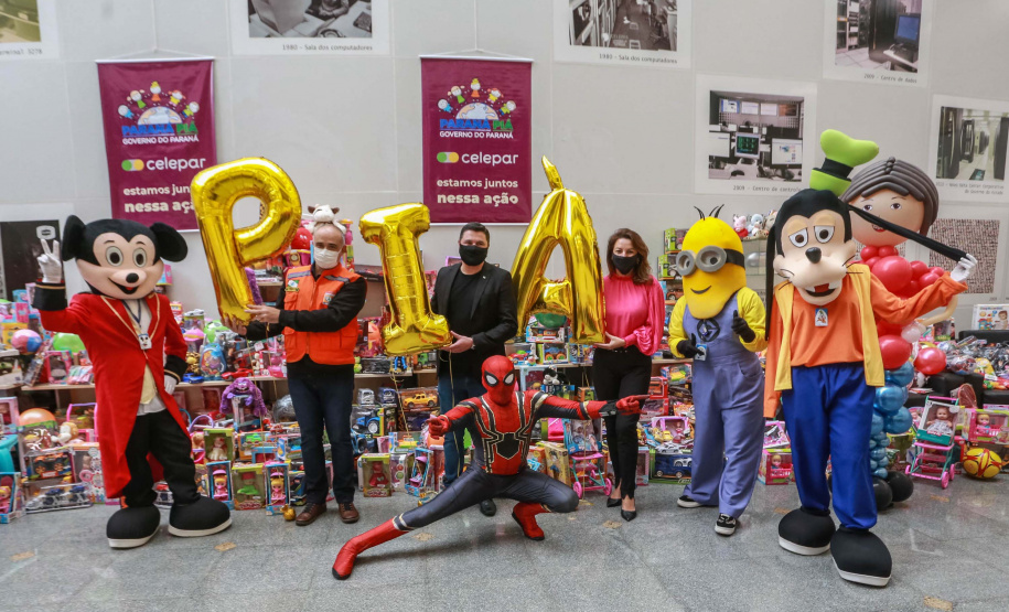 Celepar, entrega de brinquedos para SGAS e Defesa Civil. Paraná Piá. Foto: Valdelino Pontes Nesta segunda-feira, 21, a Celepar fez a entrega dos brinquedos, para a Defesa Civil e para a Superintendência de Ação Solidária, arrecadados para a campanha Paraná Piá, foram mais de 1.200 doações feitas pelos colaboradores da companhia durante a semana em que o padrinho foi o presidente, Leandro Moura. A campanha continua até o dia 4 de outubro e quem quiser doar pode deixar os brinquedos em uma caixa de coleta na recepção da Celepar.
Foto: Valdelino Pontes