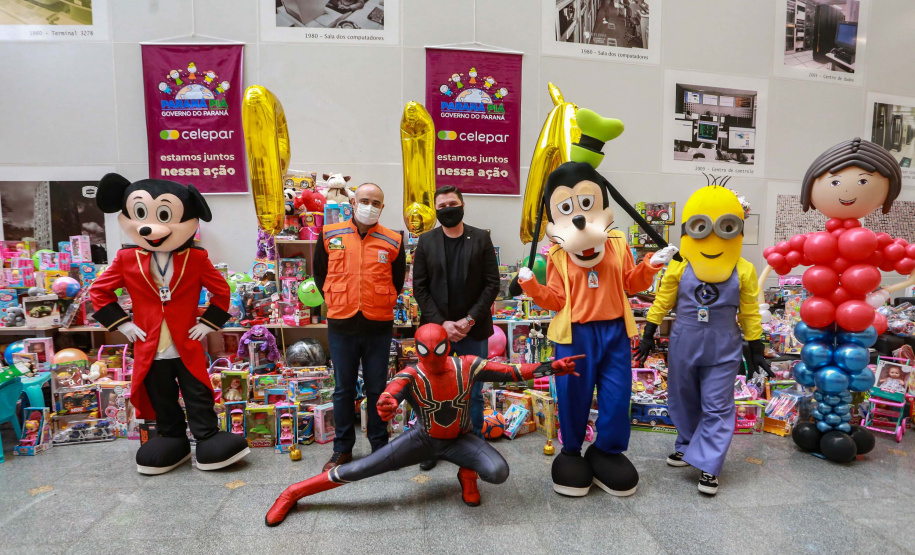 Celepar, entrega de brinquedos para SGAS e Defesa Civil. Paraná Piá. Foto: Valdelino Pontes Nesta segunda-feira, 21, a Celepar fez a entrega dos brinquedos, para a Defesa Civil e para a Superintendência de Ação Solidária, arrecadados para a campanha Paraná Piá, foram mais de 1.200 doações feitas pelos colaboradores da companhia durante a semana em que o padrinho foi o presidente, Leandro Moura. A campanha continua até o dia 4 de outubro e quem quiser doar pode deixar os brinquedos em uma caixa de coleta na recepção da Celepar.
Foto: Valdelino Pontes