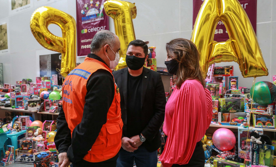 Celepar, entrega de brinquedos para SGAS e Defesa Civil. Paraná Piá. Foto: Valdelino Pontes Nesta segunda-feira, 21, a Celepar fez a entrega dos brinquedos, para a Defesa Civil e para a Superintendência de Ação Solidária, arrecadados para a campanha Paraná Piá, foram mais de 1.200 doações feitas pelos colaboradores da companhia durante a semana em que o padrinho foi o presidente, Leandro Moura. A campanha continua até o dia 4 de outubro e quem quiser doar pode deixar os brinquedos em uma caixa de coleta na recepção da Celepar.
Foto: Valdelino Pontes