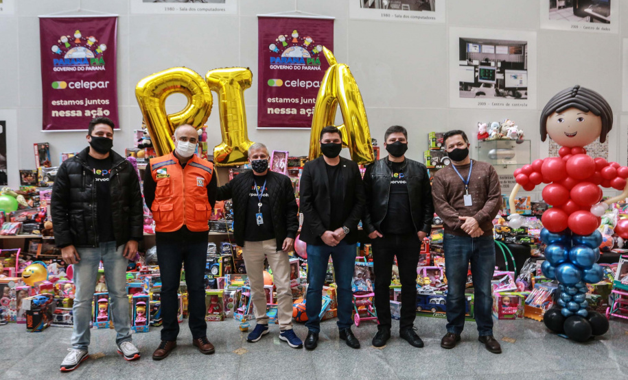 Celepar, entrega de brinquedos para SGAS e Defesa Civil. Paraná Piá. Foto: Valdelino Pontes Nesta segunda-feira, 21, a Celepar fez a entrega dos brinquedos, para a Defesa Civil e para a Superintendência de Ação Solidária, arrecadados para a campanha Paraná Piá, foram mais de 1.200 doações feitas pelos colaboradores da companhia durante a semana em que o padrinho foi o presidente, Leandro Moura. A campanha continua até o dia 4 de outubro e quem quiser doar pode deixar os brinquedos em uma caixa de coleta na recepção da Celepar.
Foto: Valdelino Pontes