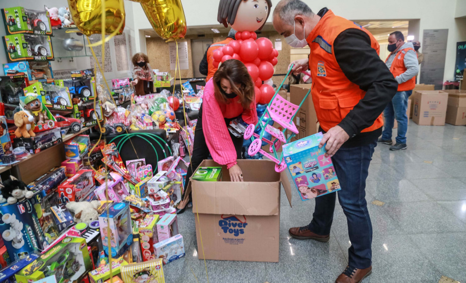 Celepar, entrega de brinquedos para SGAS e Defesa Civil. Paraná Piá. Foto: Valdelino Pontes Nesta segunda-feira, 21, a Celepar fez a entrega dos brinquedos, para a Defesa Civil e para a Superintendência de Ação Solidária, arrecadados para a campanha Paraná Piá, foram mais de 1.200 doações feitas pelos colaboradores da companhia durante a semana em que o padrinho foi o presidente, Leandro Moura. A campanha continua até o dia 4 de outubro e quem quiser doar pode deixar os brinquedos em uma caixa de coleta na recepção da Celepar.
Foto: Valdelino Pontes