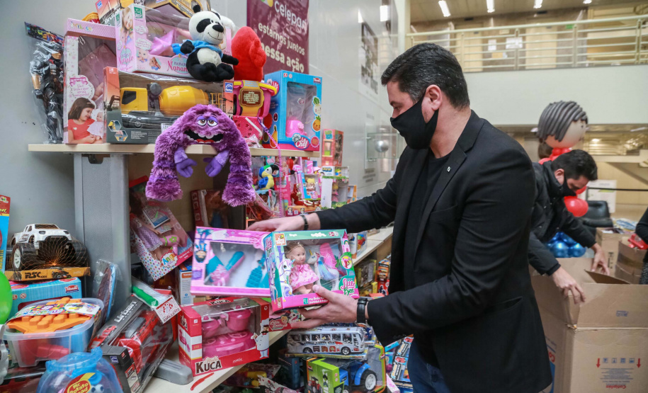 Celepar, entrega de brinquedos para SGAS e Defesa Civil. Paraná Piá. Foto: Valdelino Pontes Nesta segunda-feira, 21, a Celepar fez a entrega dos brinquedos, para a Defesa Civil e para a Superintendência de Ação Solidária, arrecadados para a campanha Paraná Piá, foram mais de 1.200 doações feitas pelos colaboradores da companhia durante a semana em que o padrinho foi o presidente, Leandro Moura. A campanha continua até o dia 4 de outubro e quem quiser doar pode deixar os brinquedos em uma caixa de coleta na recepção da Celepar.
Foto: Valdelino Pontes