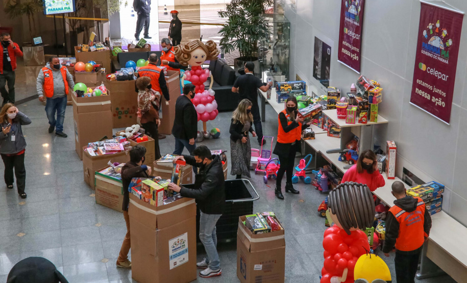 Celepar, entrega de brinquedos para SGAS e Defesa Civil. Paraná Piá. Foto: Valdelino Pontes Nesta segunda-feira, 21, a Celepar fez a entrega dos brinquedos, para a Defesa Civil e para a Superintendência de Ação Solidária, arrecadados para a campanha Paraná Piá, foram mais de 1.200 doações feitas pelos colaboradores da companhia durante a semana em que o padrinho foi o presidente, Leandro Moura. A campanha continua até o dia 4 de outubro e quem quiser doar pode deixar os brinquedos em uma caixa de coleta na recepção da Celepar.
Foto: Valdelino Pontes
