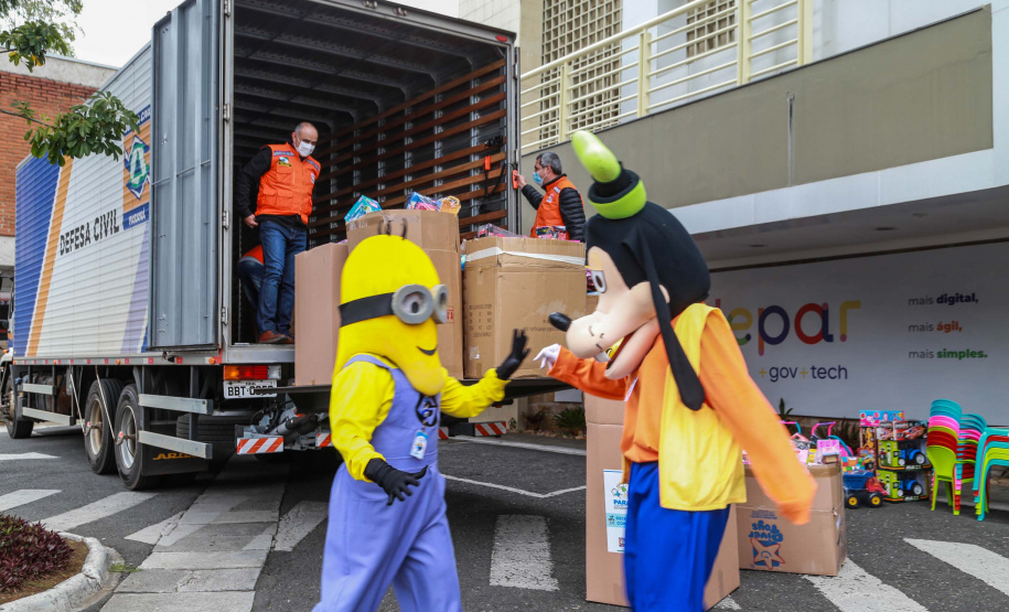 Celepar, entrega de brinquedos para SGAS e Defesa Civil. Paraná Piá. Foto: Valdelino Pontes Nesta segunda-feira, 21, a Celepar fez a entrega dos brinquedos, para a Defesa Civil e para a Superintendência de Ação Solidária, arrecadados para a campanha Paraná Piá, foram mais de 1.200 doações feitas pelos colaboradores da companhia durante a semana em que o padrinho foi o presidente, Leandro Moura. A campanha continua até o dia 4 de outubro e quem quiser doar pode deixar os brinquedos em uma caixa de coleta na recepção da Celepar.
Foto: Valdelino Pontes