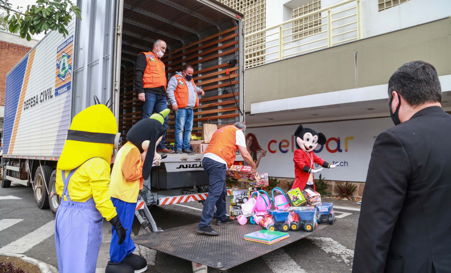 Celepar, entrega de brinquedos para SGAS e Defesa Civil. Paraná Piá. Foto: Valdelino Pontes Nesta segunda-feira, 21, a Celepar fez a entrega dos brinquedos, para a Defesa Civil e para a Superintendência de Ação Solidária, arrecadados para a campanha Paraná Piá, foram mais de 1.200 doações feitas pelos colaboradores da companhia durante a semana em que o padrinho foi o presidente, Leandro Moura. A campanha continua até o dia 4 de outubro e quem quiser doar pode deixar os brinquedos em uma caixa de coleta na recepção da Celepar.
Foto: Valdelino Pontes