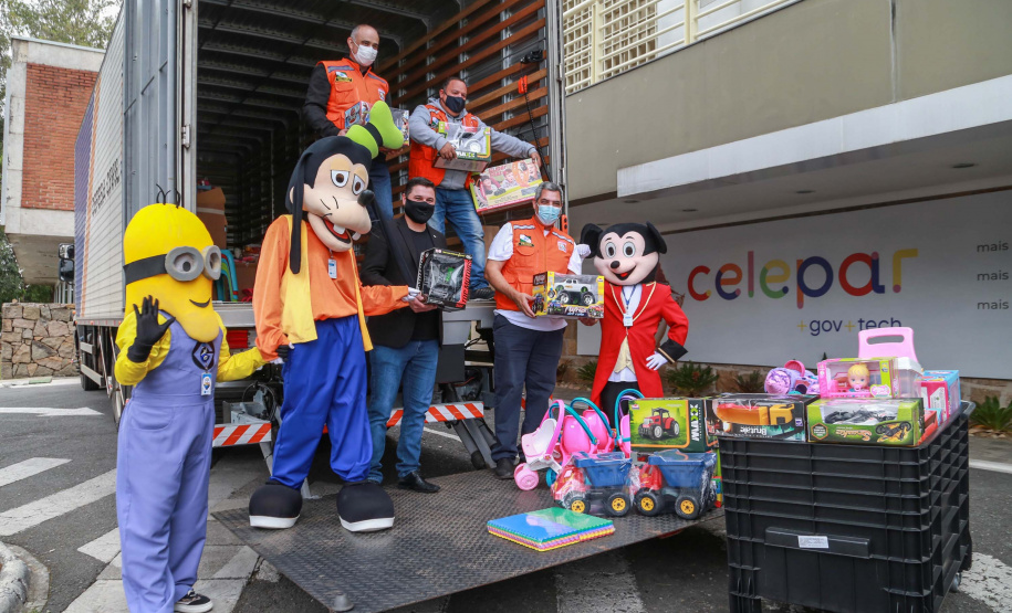 Celepar, entrega de brinquedos para SGAS e Defesa Civil. Paraná Piá. Foto: Valdelino Pontes Nesta segunda-feira, 21, a Celepar fez a entrega dos brinquedos, para a Defesa Civil e para a Superintendência de Ação Solidária, arrecadados para a campanha Paraná Piá, foram mais de 1.200 doações feitas pelos colaboradores da companhia durante a semana em que o padrinho foi o presidente, Leandro Moura. A campanha continua até o dia 4 de outubro e quem quiser doar pode deixar os brinquedos em uma caixa de coleta na recepção da Celepar.
Foto: Valdelino Pontes