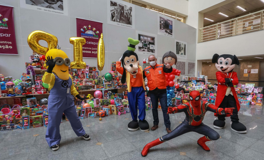 Celepar, entrega de brinquedos para SGAS e Defesa Civil. Paraná Piá. Foto: Valdelino Pontes Nesta segunda-feira, 21, a Celepar fez a entrega dos brinquedos, para a Defesa Civil e para a Superintendência de Ação Solidária, arrecadados para a campanha Paraná Piá, foram mais de 1.200 doações feitas pelos colaboradores da companhia durante a semana em que o padrinho foi o presidente, Leandro Moura. A campanha continua até o dia 4 de outubro e quem quiser doar pode deixar os brinquedos em uma caixa de coleta na recepção da Celepar.
Foto: Valdelino Pontes