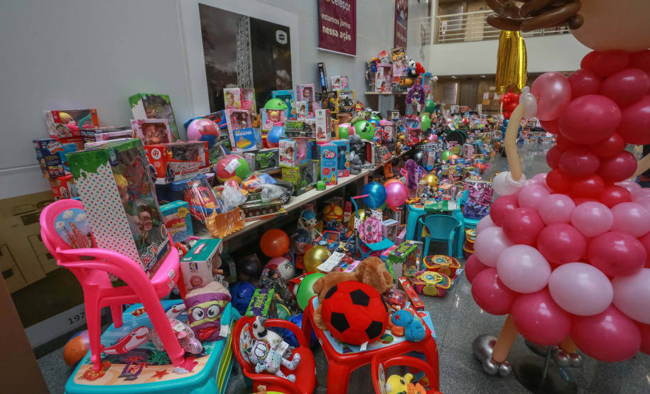 Celepar, entrega de brinquedos para SGAS e Defesa Civil. Paraná Piá. Foto: Valdelino Pontes Nesta segunda-feira, 21, a Celepar fez a entrega dos brinquedos, para a Defesa Civil e para a Superintendência de Ação Solidária, arrecadados para a campanha Paraná Piá, foram mais de 1.200 doações feitas pelos colaboradores da companhia durante a semana em que o padrinho foi o presidente, Leandro Moura. A campanha continua até o dia 4 de outubro e quem quiser doar pode deixar os brinquedos em uma caixa de coleta na recepção da Celepar.
Foto: Valdelino Pontes