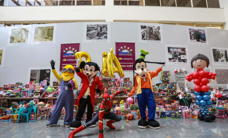 Celepar, entrega de brinquedos para SGAS e Defesa Civil. Paraná Piá. Foto: Valdelino Pontes Nesta segunda-feira, 21, a Celepar fez a entrega dos brinquedos, para a Defesa Civil e para a Superintendência de Ação Solidária, arrecadados para a campanha Paraná Piá, foram mais de 1.200 doações feitas pelos colaboradores da companhia durante a semana em que o padrinho foi o presidente, Leandro Moura. A campanha continua até o dia 4 de outubro e quem quiser doar pode deixar os brinquedos em uma caixa de coleta na recepção da Celepar.
Foto: Valdelino Pontes