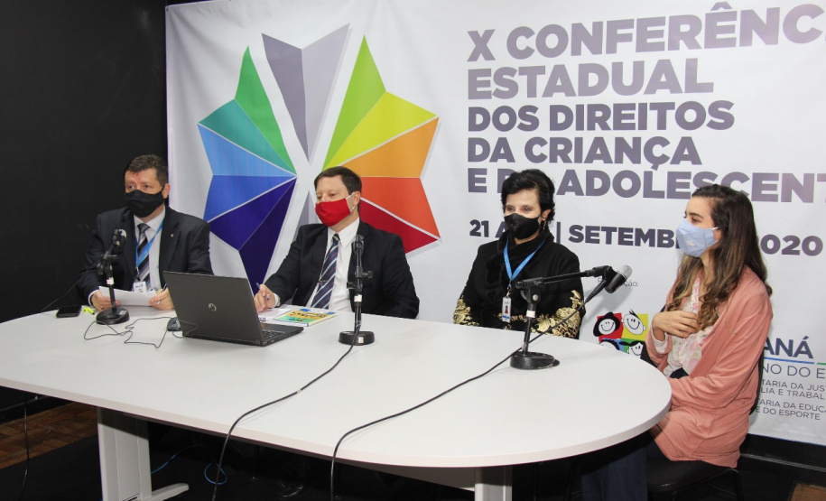 A presidente do Conselho Estadual da Criança e Adolescente (Cedca) e chefe do Departamento de Políticas para Crianças e Adolescentes da Secretaria da Justiça, Família e Trabalho (Sejuf), Angela Mendonça, abriu oficialmente a Conferência nesta segunda-feira para mais de 700 pessoas enaltecendo o trabalho realizado pelo secretário Ney Leprevost, que possibilitou a implantação no Paraná do Orçamento da Criança e do Adolescente. Foto: SEJUF