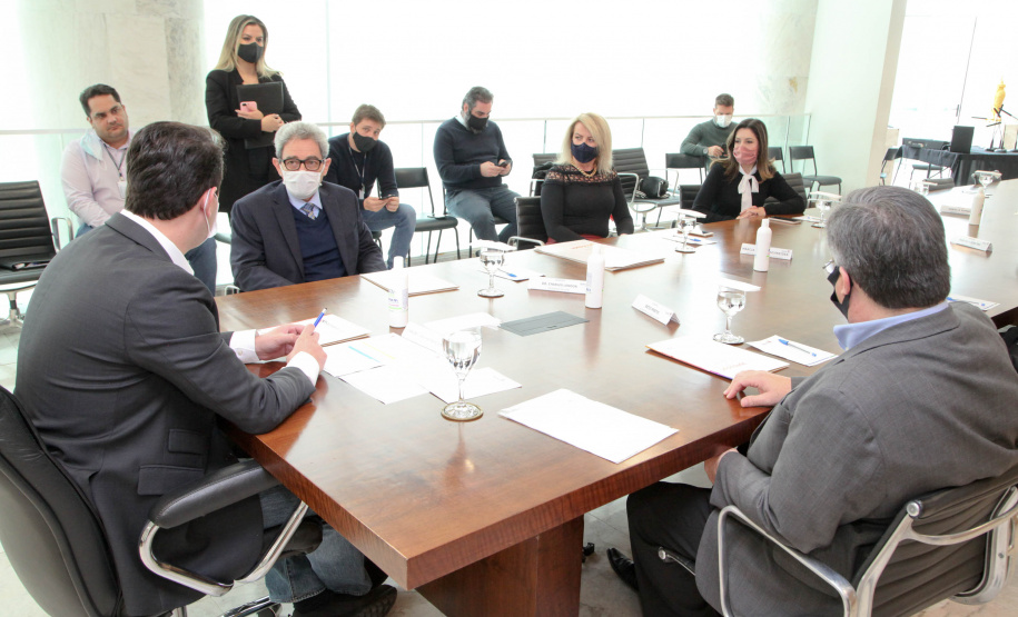 O governador Carlos Massa Ratinho Junior assinou nesta terça-feira (22), no Palácio Iguaçu, a ordem de serviço para as obras de ampliação da estrutura de atendimento do Hospital São Vicente, em Curitiba. Serão investidos R$ 2,3 milhões para a reforma e construção de um novo espaço em um imóvel localizado na Rua Brigadeiro Franco, cedido ao centro médico pelo Instituto Brasileiro do Meio Ambiente e dos Recursos Naturais Renováveis (Ibama)..Foto: Ari dias/AEN.