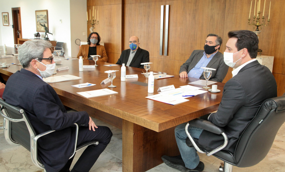 O governador Carlos Massa Ratinho Junior assinou nesta terça-feira (22), no Palácio Iguaçu, a ordem de serviço para as obras de ampliação da estrutura de atendimento do Hospital São Vicente, em Curitiba. Serão investidos R$ 2,3 milhões para a reforma e construção de um novo espaço em um imóvel localizado na Rua Brigadeiro Franco, cedido ao centro médico pelo Instituto Brasileiro do Meio Ambiente e dos Recursos Naturais Renováveis (Ibama)..Foto: Ari dias/AEN.
