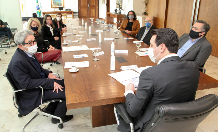 O governador Carlos Massa Ratinho Junior assinou nesta terça-feira (22), no Palácio Iguaçu, a ordem de serviço para as obras de ampliação da estrutura de atendimento do Hospital São Vicente, em Curitiba. Serão investidos R$ 2,3 milhões para a reforma e construção de um novo espaço em um imóvel localizado na Rua Brigadeiro Franco, cedido ao centro médico pelo Instituto Brasileiro do Meio Ambiente e dos Recursos Naturais Renováveis (Ibama)..Foto: Ari dias/AEN.
