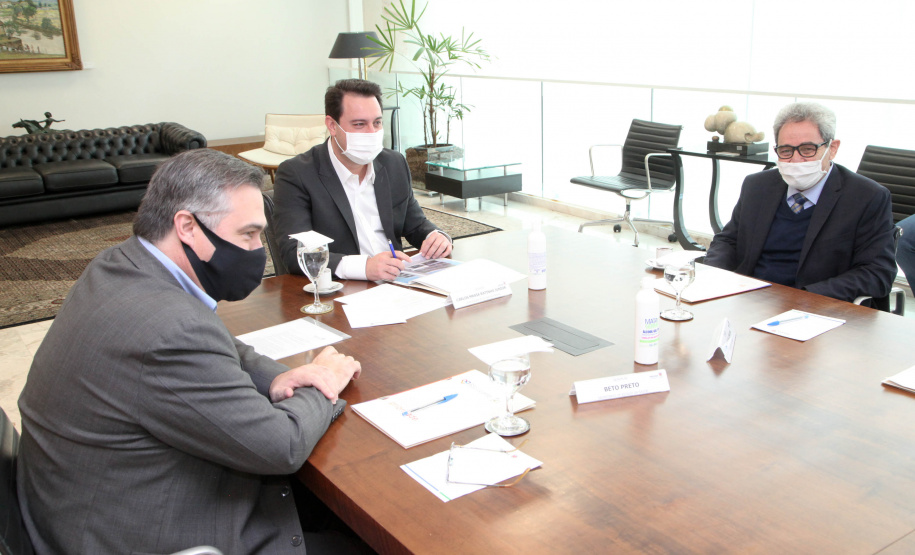 O governador Carlos Massa Ratinho Junior assinou nesta terça-feira (22), no Palácio Iguaçu, a ordem de serviço para as obras de ampliação da estrutura de atendimento do Hospital São Vicente, em Curitiba. Serão investidos R$ 2,3 milhões para a reforma e construção de um novo espaço em um imóvel localizado na Rua Brigadeiro Franco, cedido ao centro médico pelo Instituto Brasileiro do Meio Ambiente e dos Recursos Naturais Renováveis (Ibama)..Foto: Ari dias/AEN.