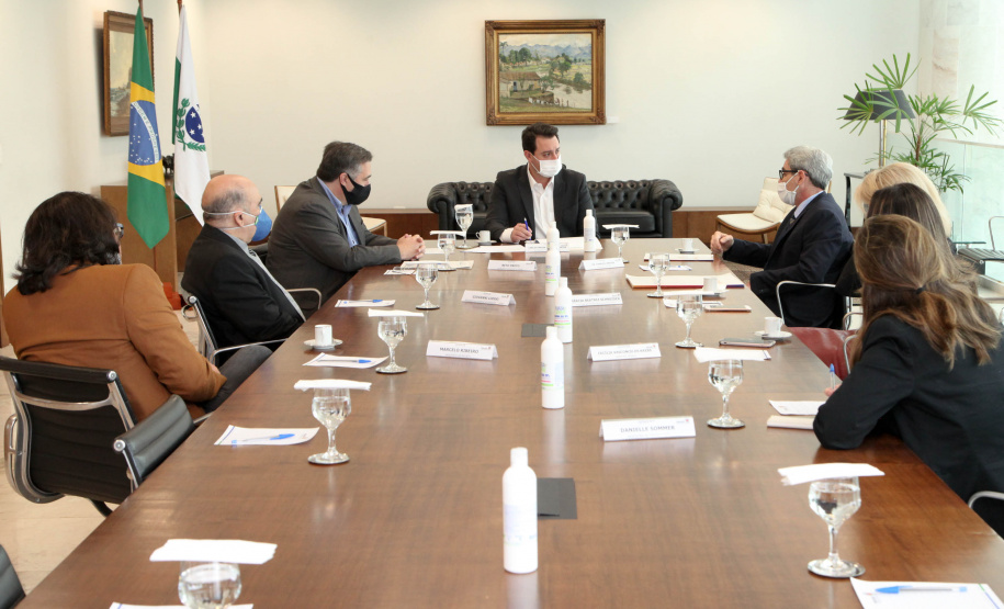 O governador Carlos Massa Ratinho Junior assinou nesta terça-feira (22), no Palácio Iguaçu, a ordem de serviço para as obras de ampliação da estrutura de atendimento do Hospital São Vicente, em Curitiba. Serão investidos R$ 2,3 milhões para a reforma e construção de um novo espaço em um imóvel localizado na Rua Brigadeiro Franco, cedido ao centro médico pelo Instituto Brasileiro do Meio Ambiente e dos Recursos Naturais Renováveis (Ibama)..Foto: Ari dias/AEN.