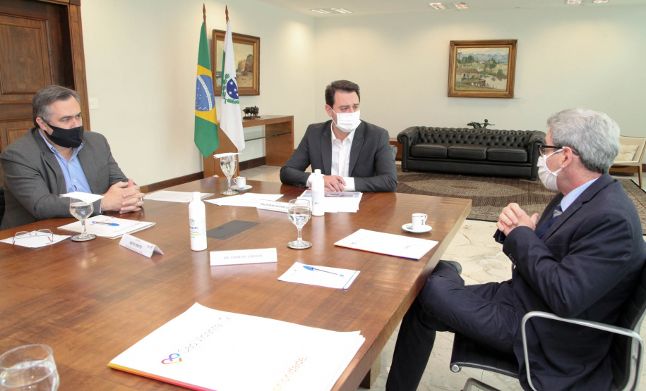 O governador Carlos Massa Ratinho Junior assinou nesta terça-feira (22), no Palácio Iguaçu, a ordem de serviço para as obras de ampliação da estrutura de atendimento do Hospital São Vicente, em Curitiba. Serão investidos R$ 2,3 milhões para a reforma e construção de um novo espaço em um imóvel localizado na Rua Brigadeiro Franco, cedido ao centro médico pelo Instituto Brasileiro do Meio Ambiente e dos Recursos Naturais Renováveis (Ibama)..Foto: Ari dias/AEN.