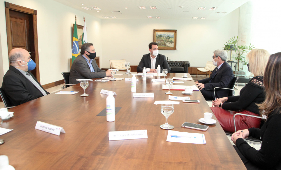O governador Carlos Massa Ratinho Junior assinou nesta terça-feira (22), no Palácio Iguaçu, a ordem de serviço para as obras de ampliação da estrutura de atendimento do Hospital São Vicente, em Curitiba. Serão investidos R$ 2,3 milhões para a reforma e construção de um novo espaço em um imóvel localizado na Rua Brigadeiro Franco, cedido ao centro médico pelo Instituto Brasileiro do Meio Ambiente e dos Recursos Naturais Renováveis (Ibama)..Foto: Ari dias/AEN.