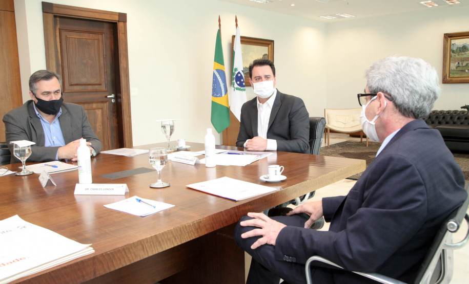 O governador Carlos Massa Ratinho Junior assinou nesta terça-feira (22), no Palácio Iguaçu, a ordem de serviço para as obras de ampliação da estrutura de atendimento do Hospital São Vicente, em Curitiba. Serão investidos R$ 2,3 milhões para a reforma e construção de um novo espaço em um imóvel localizado na Rua Brigadeiro Franco, cedido ao centro médico pelo Instituto Brasileiro do Meio Ambiente e dos Recursos Naturais Renováveis (Ibama)..Foto: Ari dias/AEN.