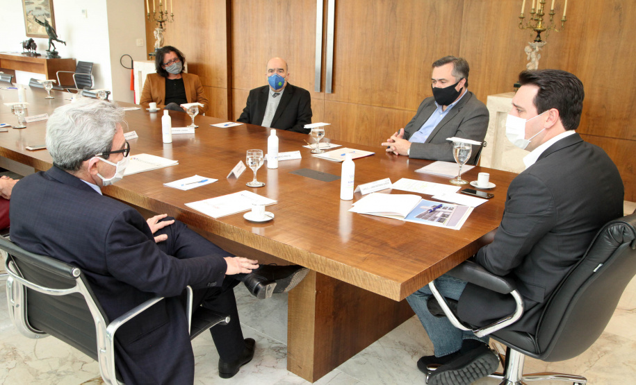 O governador Carlos Massa Ratinho Junior assinou nesta terça-feira (22), no Palácio Iguaçu, a ordem de serviço para as obras de ampliação da estrutura de atendimento do Hospital São Vicente, em Curitiba. Serão investidos R$ 2,3 milhões para a reforma e construção de um novo espaço em um imóvel localizado na Rua Brigadeiro Franco, cedido ao centro médico pelo Instituto Brasileiro do Meio Ambiente e dos Recursos Naturais Renováveis (Ibama)..Foto: Ari dias/AEN.